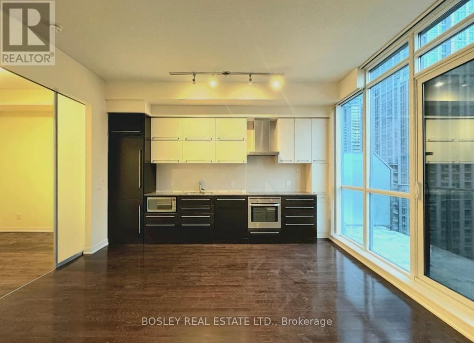 - 770 BAY STREET, Toronto (Bay Street Corridor), ON, M5G0A6