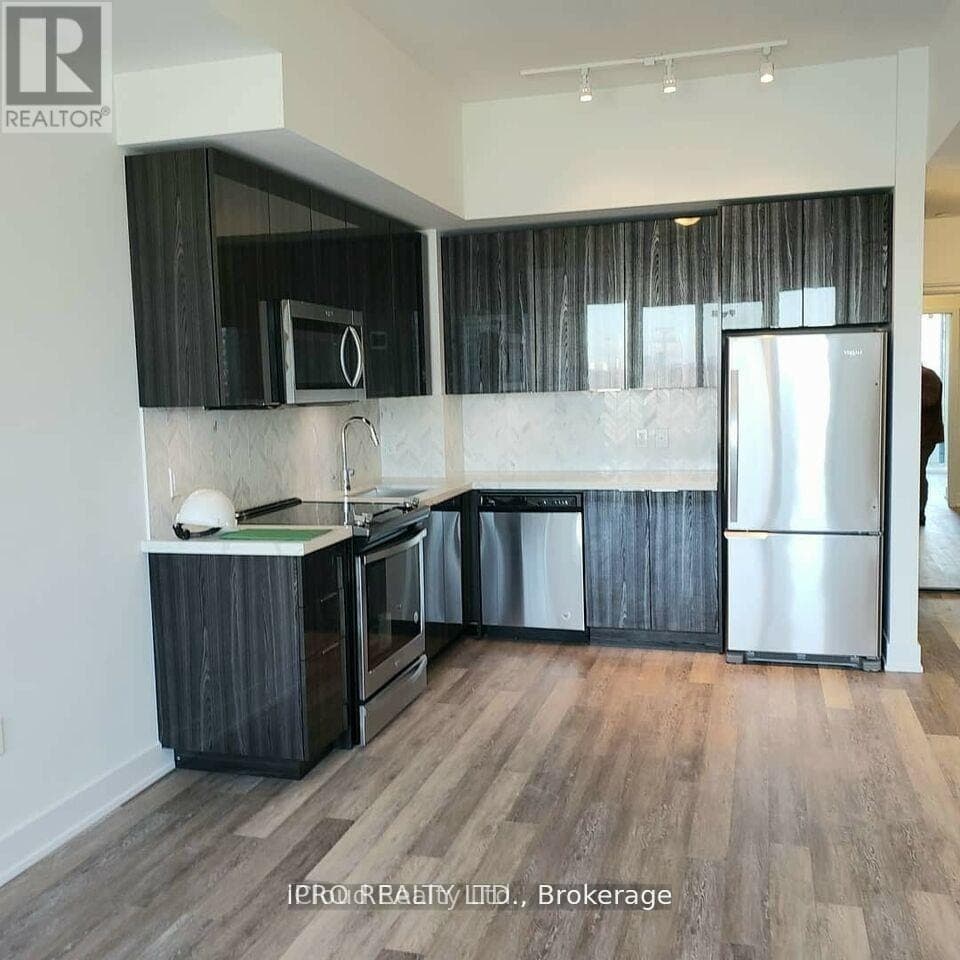 - 30 SHORE BREEZE DRIVE, Toronto (Mimico), ON, M8V0J1