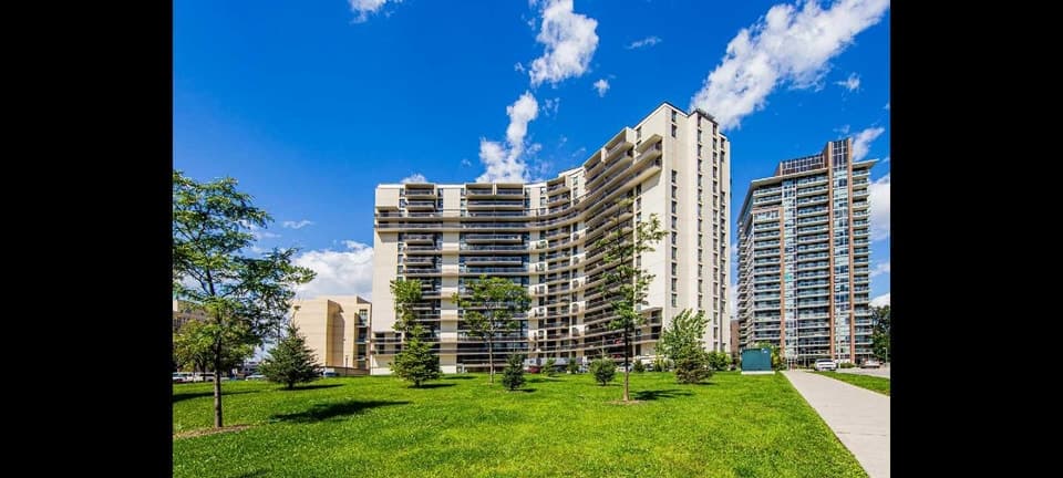 125 Parkway Forest Dr, North York, ON M2J 1L9