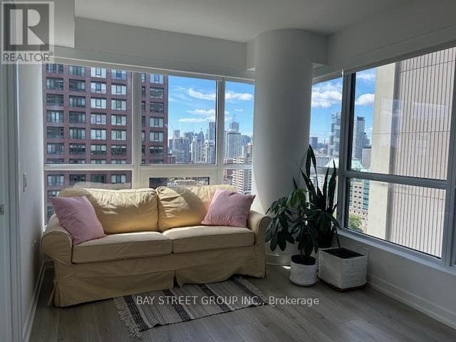 - 395 BLOOR STREET E, Toronto (North St. James Town), ON, M4W1H7