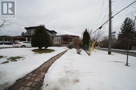 35 BECKETT AVENUE, TORONTO (RUSTIC), ON M6L 2B3