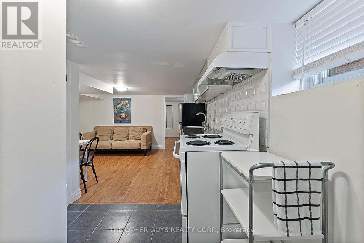 LOWER - 32 CHAMBERLAIN AVENUE, TORONTO (BRIAR HILL-BELGRAVIA), ON M6E 4J8