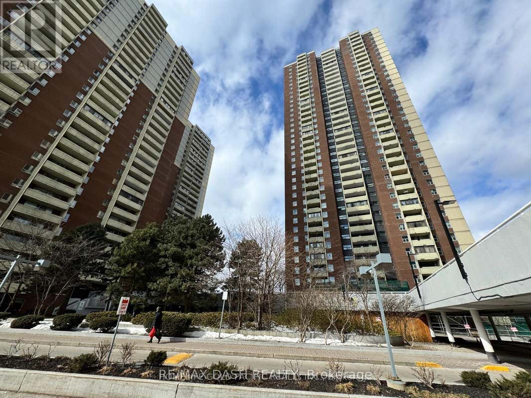 2218 - 1 MASSEY SQUARE, TORONTO (CRESCENT TOWN), ON M4C 5L4