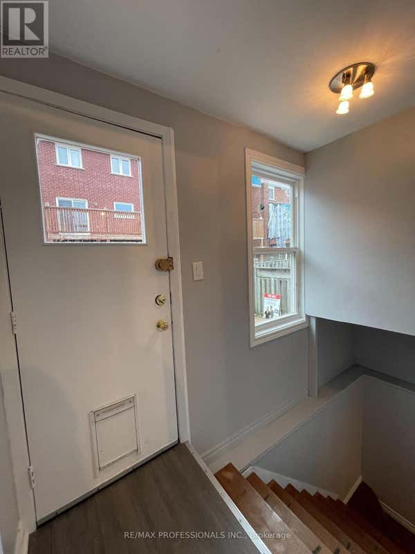 8 BIRCH TREE CRESCENT, TORONTO (MOUNT DENNIS), ON M6M 2K8