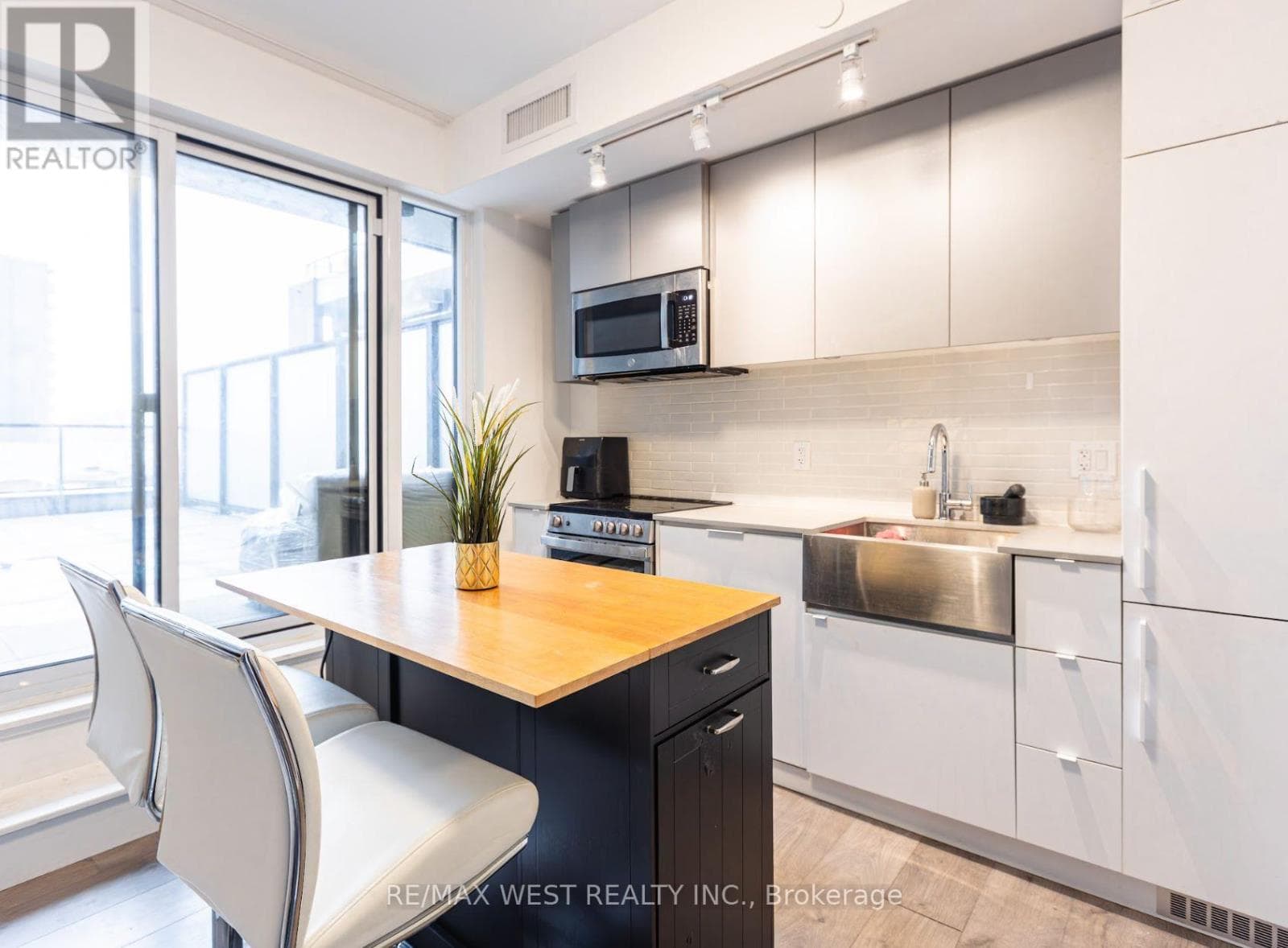 270 Dufferin Street