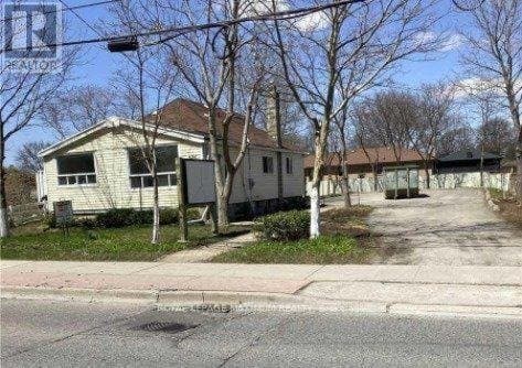 698 Sheppard Avenue